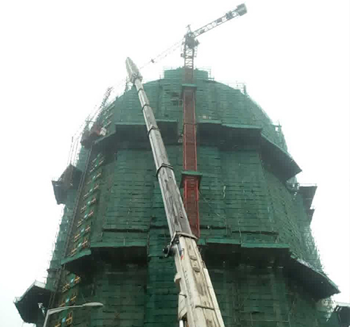 东方吊车在工地上作业